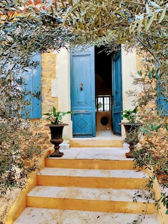 Exterior detail. Holiday Home "Villa Napoléon" with Private Pool & Wi-Fi