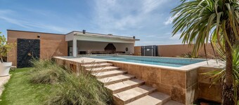 Casa de vacaciones 'Villa Nina' con vistas a la montaña, Wi-Fi y aire acondicionado