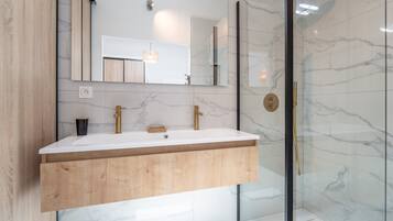 Een douche, een haardroger, handdoeken