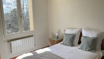 5 slaapkamers, een bureau, een strijkplank/strijkijzer, gratis wifi