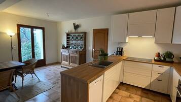 Een koelkast, een microgolfoven, een oven, een kookplaat