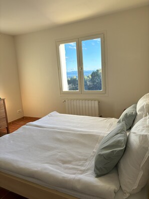 5 bedrooms, desk, iron/ironing board, free WiFi