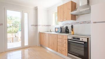 冷蔵庫、電子レンジ、オーブン、コンロ