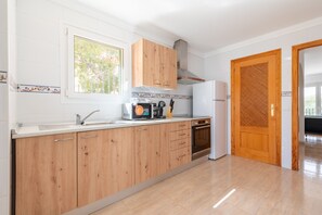 ثلاجة، ميكروويف، فرن، موقد طهي مسطح