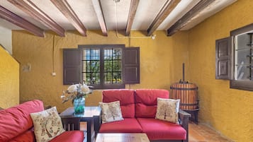 Fernseher, Kamin, Tischtennisplatte