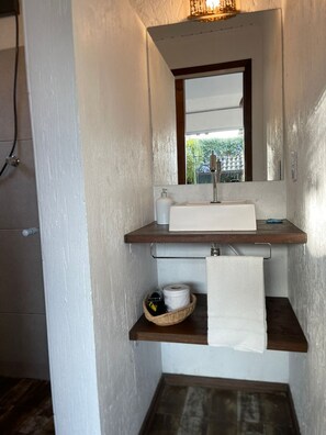 Shower, hair dryer, towels, soap - Altos da Lagoa-praia do Rosa,ibiraquera Studio 1 Para Casais Calmo e Tranquilo (imbituba)