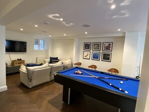 Games room - Beautiful, large family house with a game room, in the a prime location. (London)