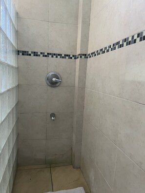 Toallas, jabón y papel higiénico