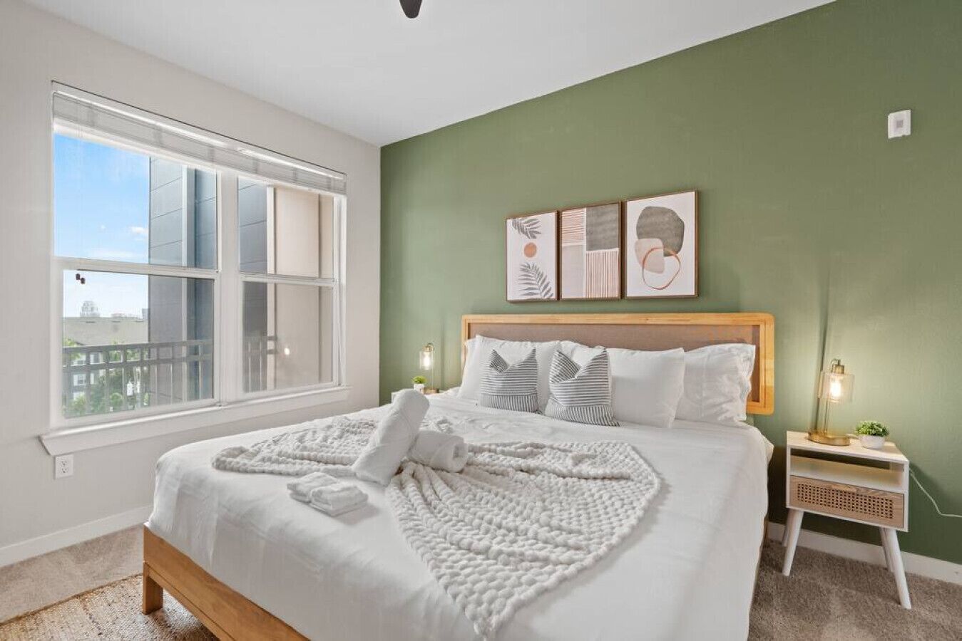 Pool - Gym- FREE parking - Luxury king suite - 3