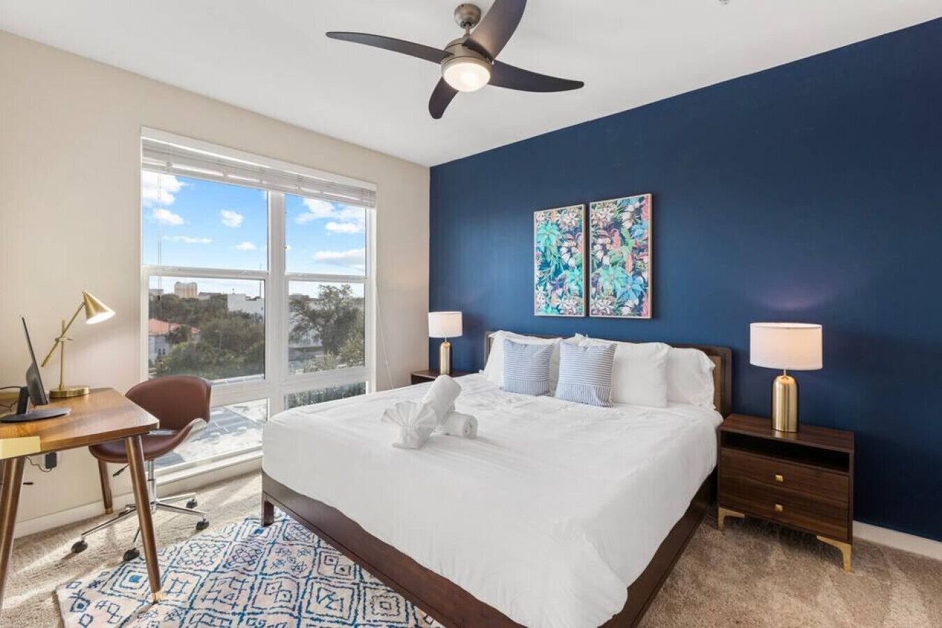 Luxury downtown APT | Pool | gym | FREE parking A