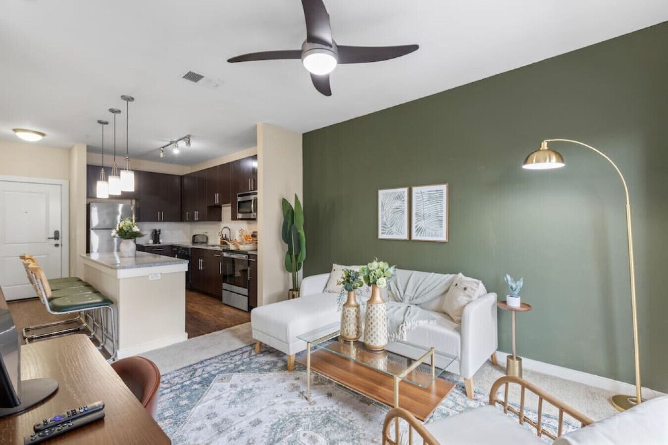 Downtown Luxury APT | Pool | Gym | FREE parking B