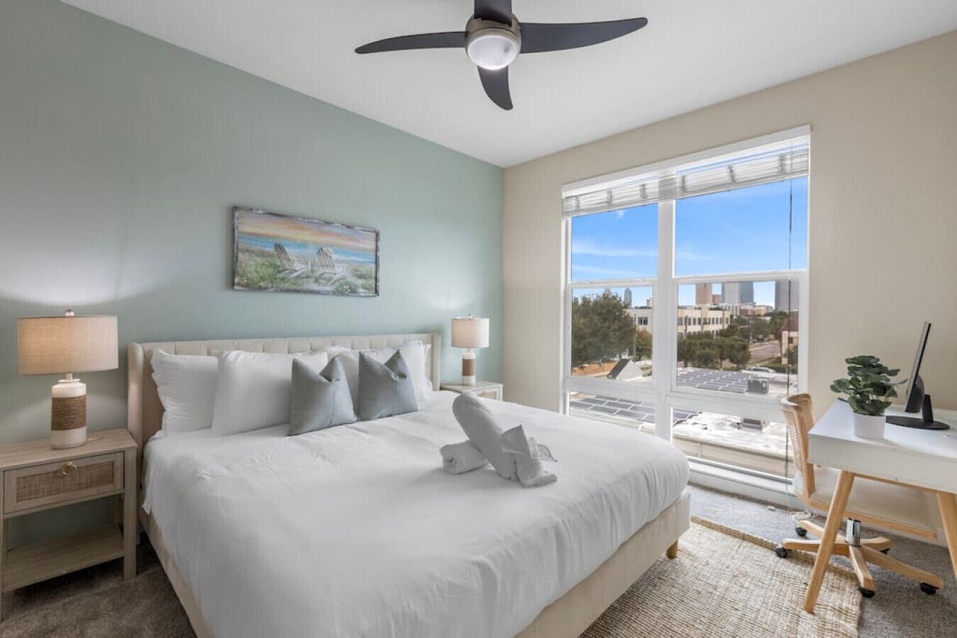Downtown Luxury APT | Pool | Gym | FREE parking B