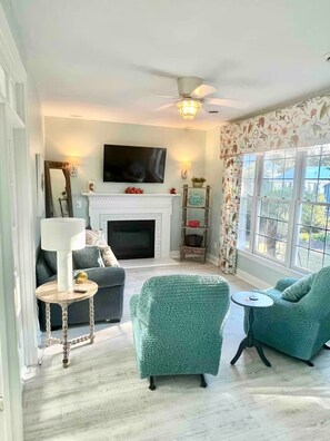 Smart TV, fireplace