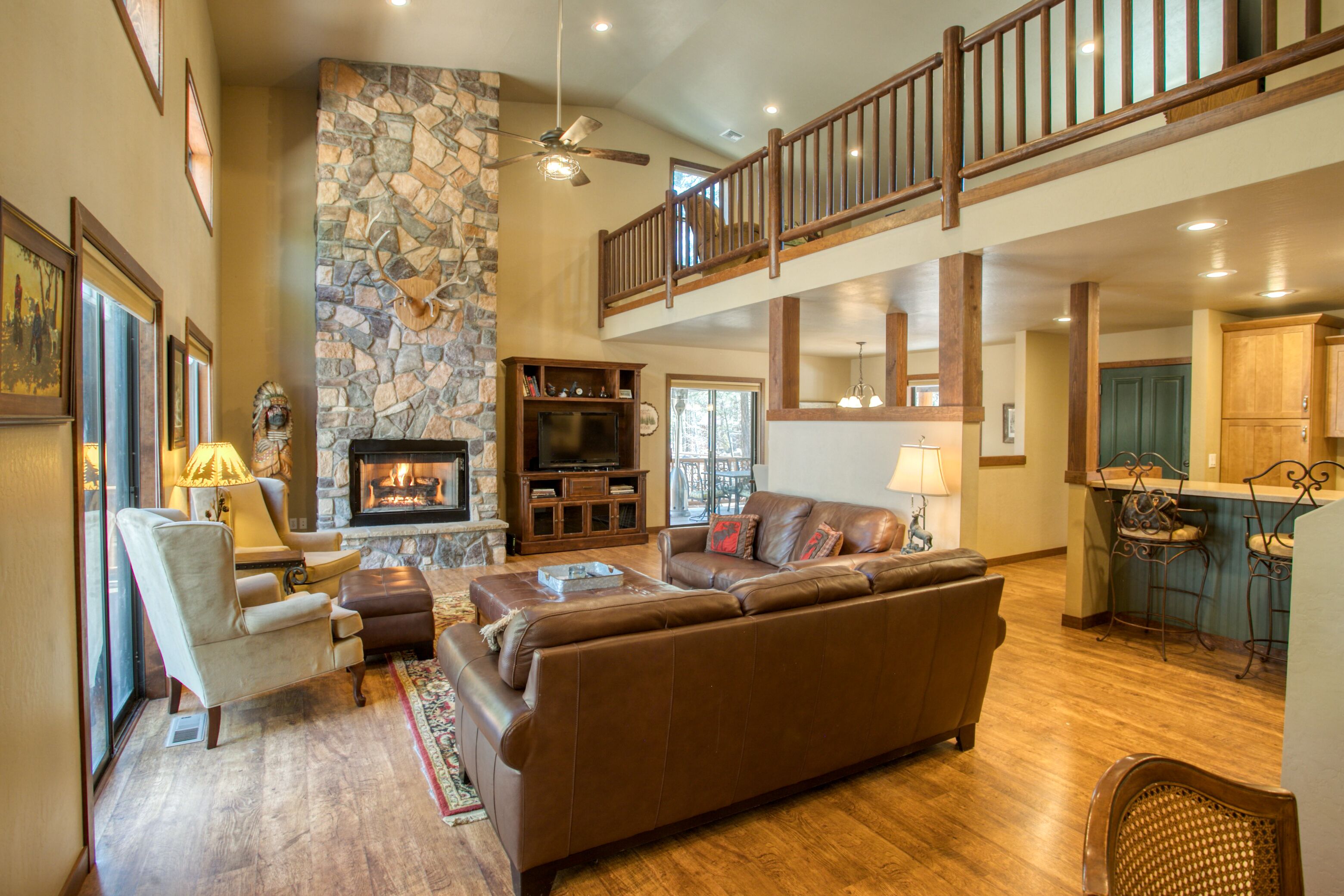Beautiful cabin in Gated Community of Pineridge..Pet Friendly!