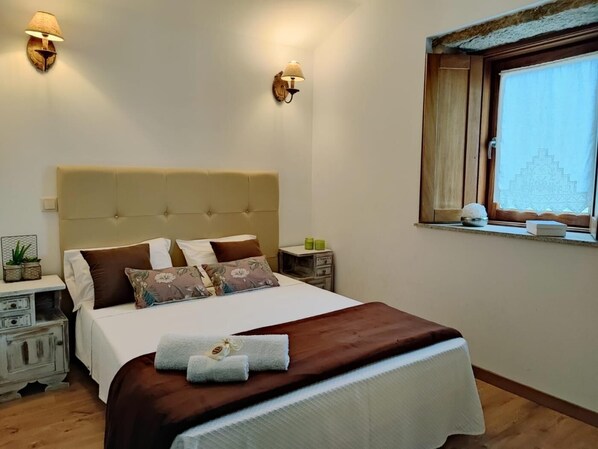 4 عدّة غرف نوم ومكواة/لوح كي وخدمة الإنترنت وملاءات أسرّة