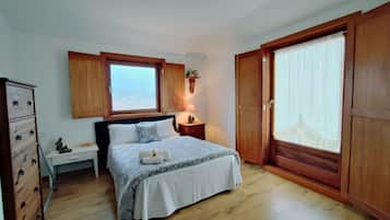 4 slaapkamers, een strijkplank/strijkijzer, internet, beddengoed