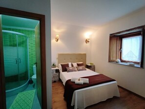4 bedrooms, iron/ironing board, Internet, bed sheets