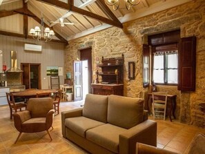 TV - Quinta Vila Nova | Apartamento das Camélias | Agrotourism | Rural Environment (Monção)