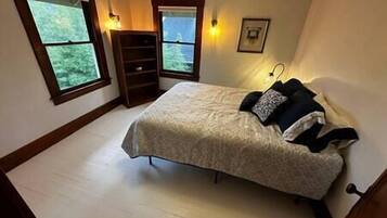 5 bedrooms, iron/ironing board, WiFi, bed sheets