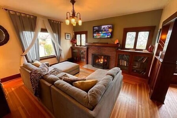 TV, fireplace, stereo