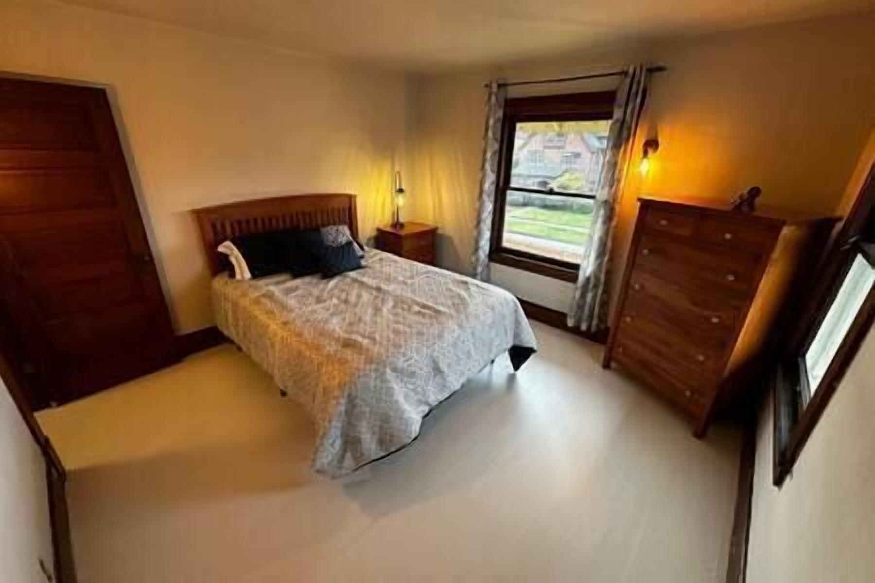 5 habitaciones, tabla de planchar con plancha, wifi y ropa de cama 