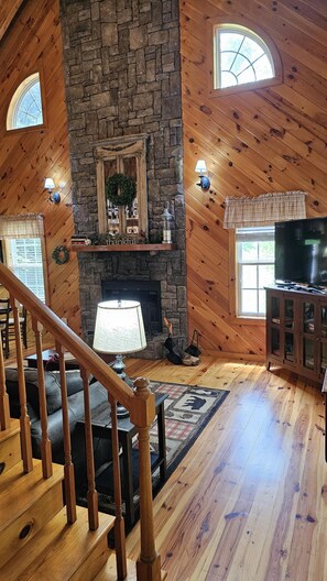 Smart-TV, peis og bøker