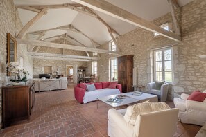 Smart-tv, pejs, bordtennisbord, bøger