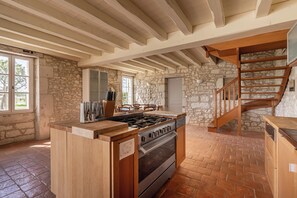 Køleskab, mikrobølgeovn, ovn, kogeplade