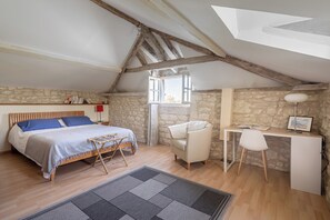 4 habitaciones, escritorio y tabla de planchar con plancha 