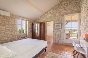 4 soveværelser, skrivebord, strygejern/strygebræt, weekendseng