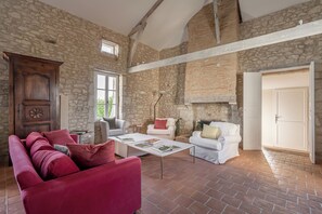 TV connectée, cheminée, table de tennis de table, livres