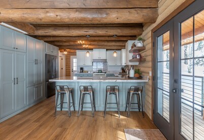 Gorgeous Alpine Hollow - HotTub - on 3 acres