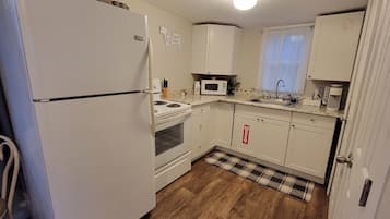 Microwave, oven, stovetop, cookware/dishes/utensils