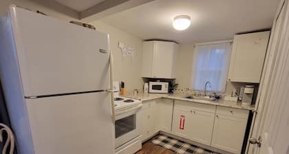 1840s Cottage close to I-95