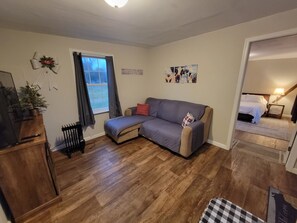 1 bedroom, iron/ironing board, travel crib, WiFi - 1840s Cottage close to I-95 (Fredericksburg)