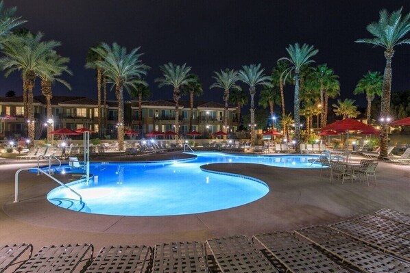 Una piscina al aire libre, una piscina climatizada