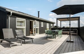 Outdoor dining - Beautiful home in Løkken with WiFi (Løkken)