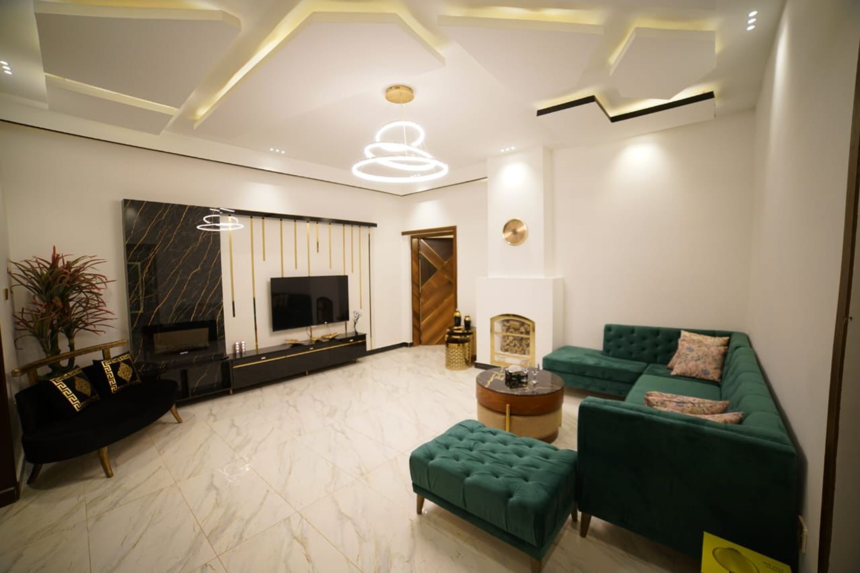 Presidential Suite | Living area | 42-inch Smart TV with cable channels, Netflix, books