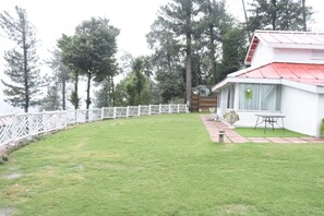 Presidential Suite | Living area - himalian lodges murree (Murree)