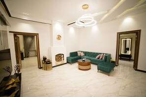 Presidential Suite | Living area - himalian lodges murree (Murree)