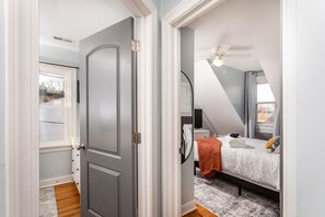 5 slaapkamers, een strijkplank/strijkijzer, reisbedje, wifi