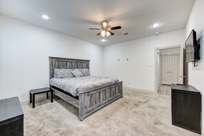 2 habitaciones, tabla de planchar con plancha y ropa de cama 