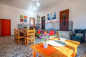 Interior - Villa 'Meridiana' with Sea View, Private Terrace and Air Conditioning (Isola Rossa)