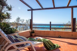 Terrace/patio - Villa 'Meridiana' with Sea View, Private Terrace and Air Conditioning (Isola Rossa)