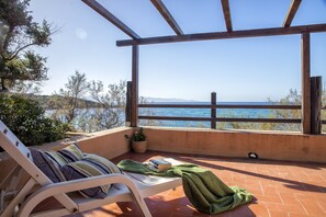 Terrace/patio - Villa 'Meridiana' with Sea View, Private Terrace and Air Conditioning (Isola Rossa)