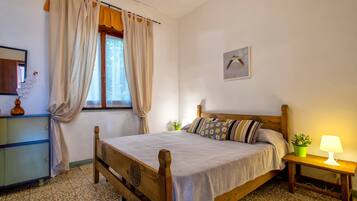 3 bedrooms, iron/ironing board, bed sheets