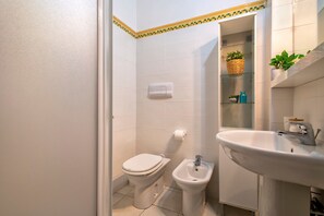 Regadera, secadora de cabello, toallas 