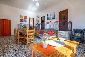 Interior - Villa 'Meridiana' with Sea View, Private Terrace and Air Conditioning (Isola Rossa)