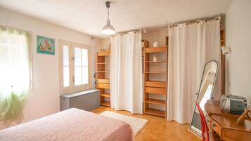 2 slaapkamers, een strijkplank/strijkijzer, rolstoeltoegang