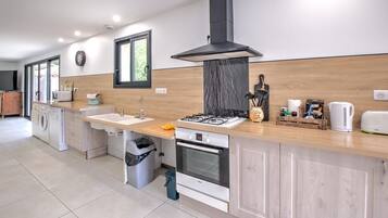 冷蔵庫、電子レンジ、オーブン、コンロ